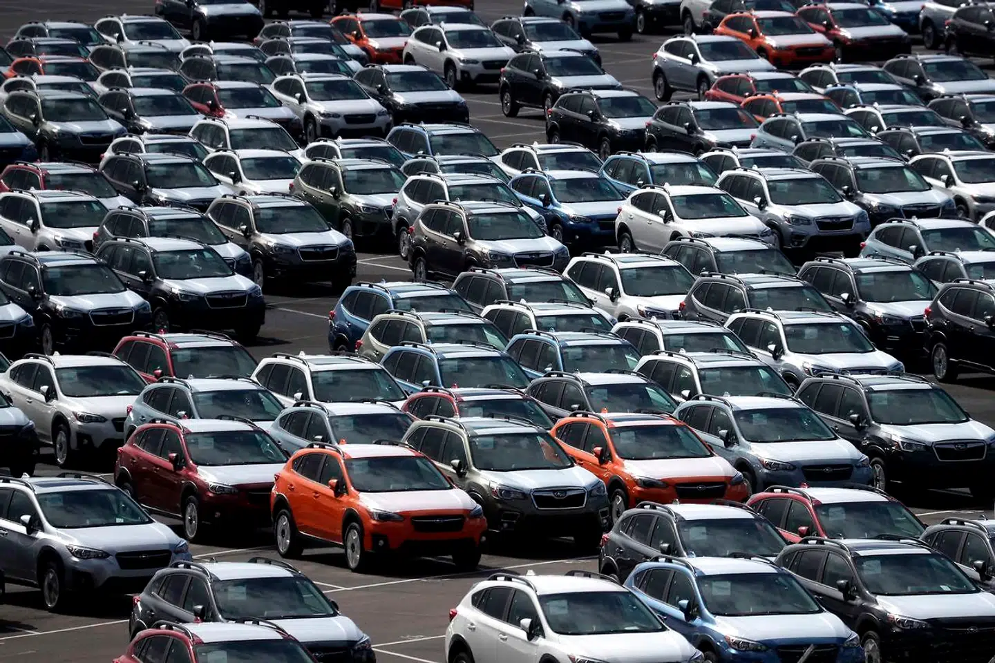 Arkivfoto: Bilpark i Californien. Shark Solutions har udviklet en patenteret teknologi, hvor de separerer glas og lim i bilruder, så det hver især kan genbruges.