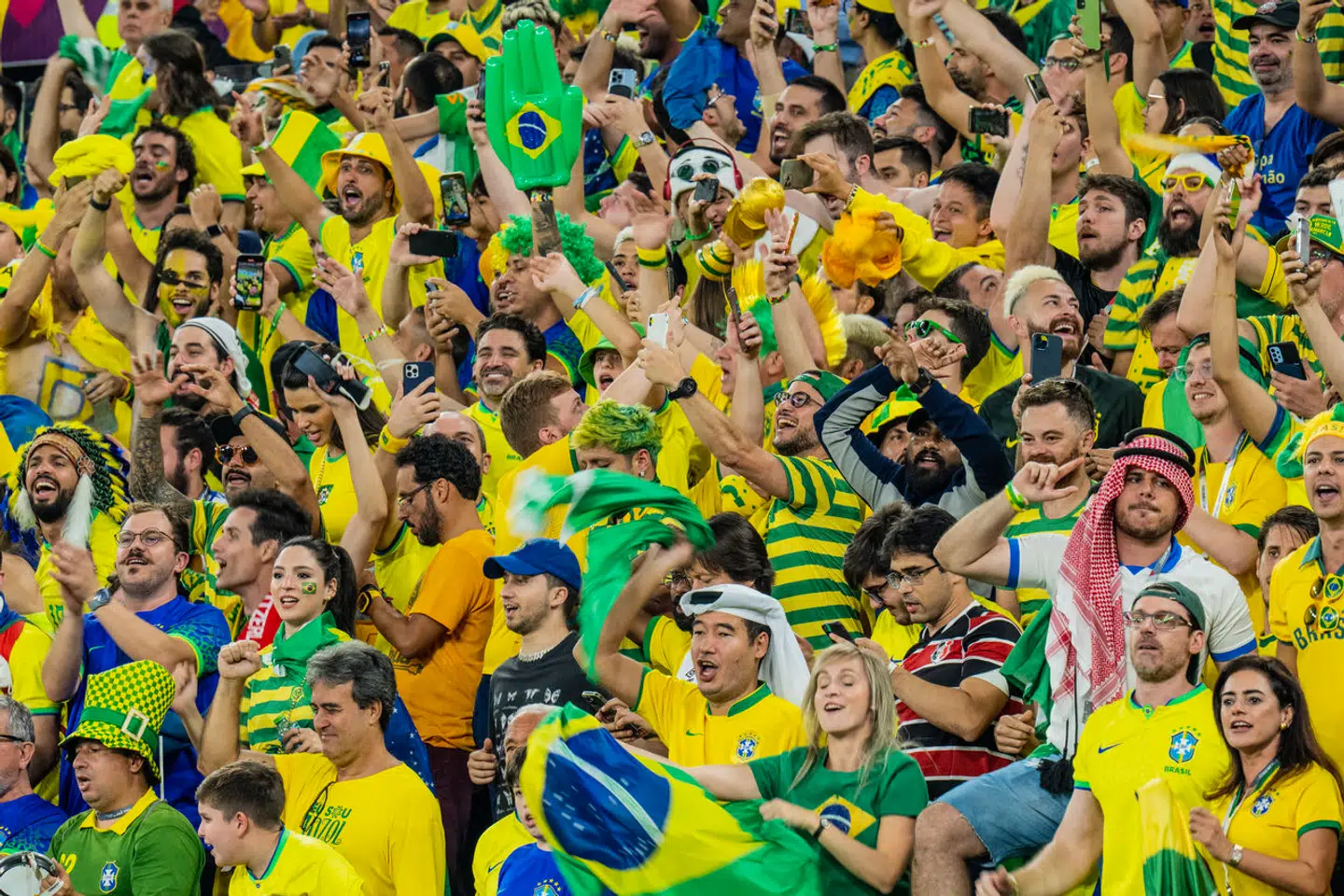 Fodbold VM i Qatar. Brasilien - Schweiz på 974 Stadion. Fans på stadion.