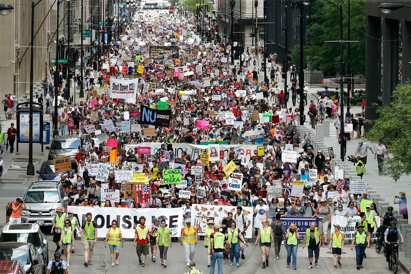 Lørdag var der store demonstrationer mod de planlagte razziaer i Chicago. Demonstranterne marcherede mod byens immigrationskontor med opråb om at bremse tilbageholdelserne af migranter.