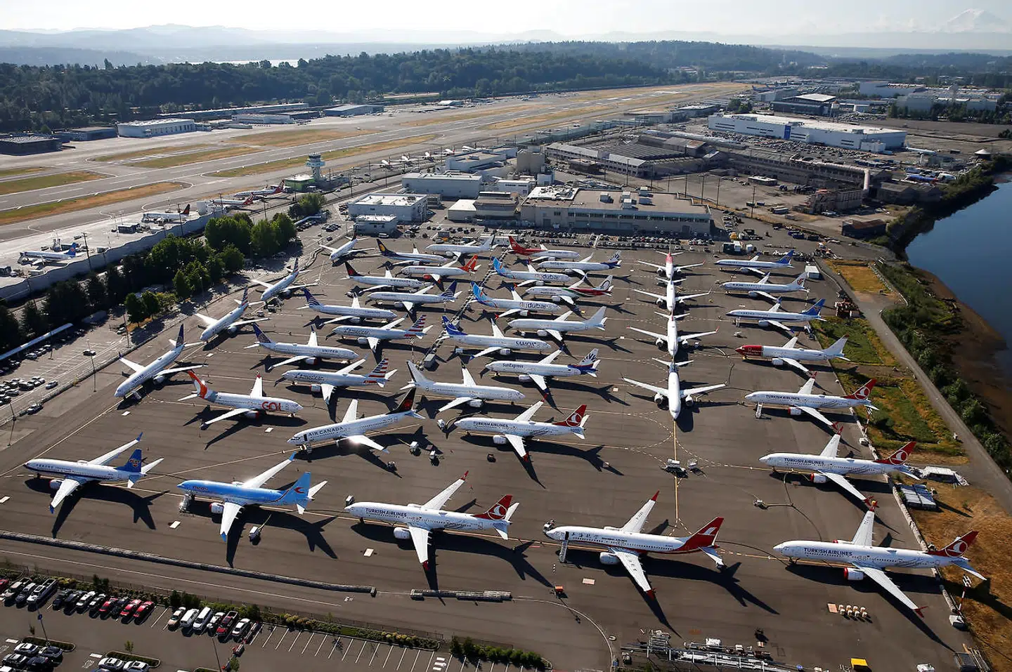 Flere Boeing 737 MAX-fly med flyveforbud holder parkeret i Boeing Field i Seattle i USA.