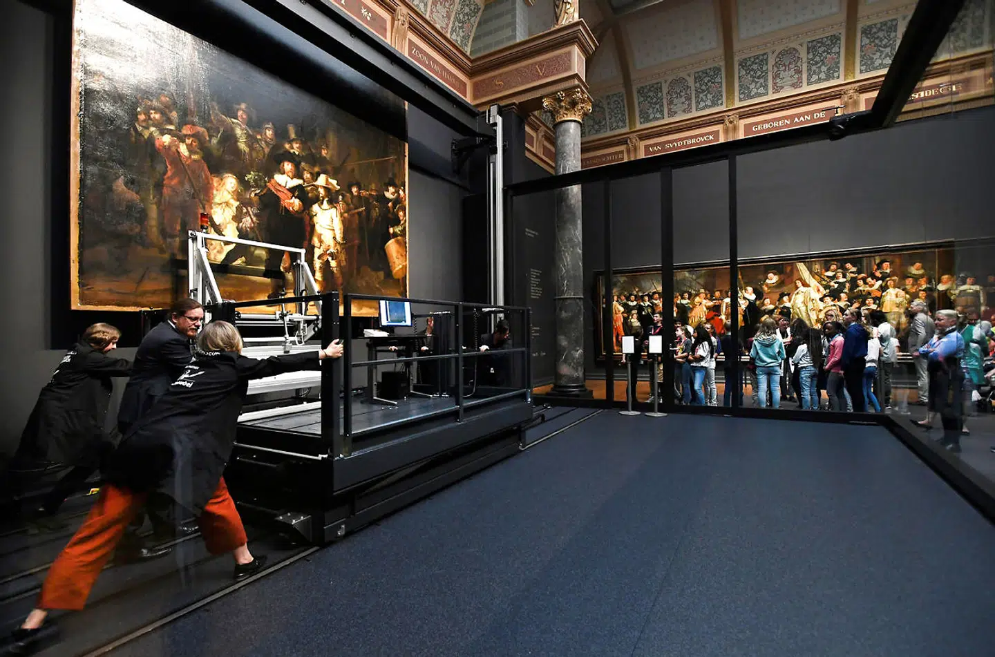 Konservatorer på Rijksmuseum i Amsterdam skal nu med en avanceret scanner analysere »Rembrandts maleri, »Nattevagten«, for både skader og de forandringer i farverne, som er sket med tiden.