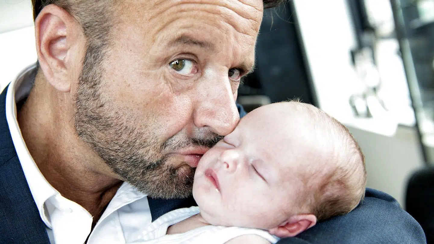 Dennis Knudsen har efter eget udsagn ventet 20 år på at blive far. Er det fair? spørger Mia Amalie Holstein.