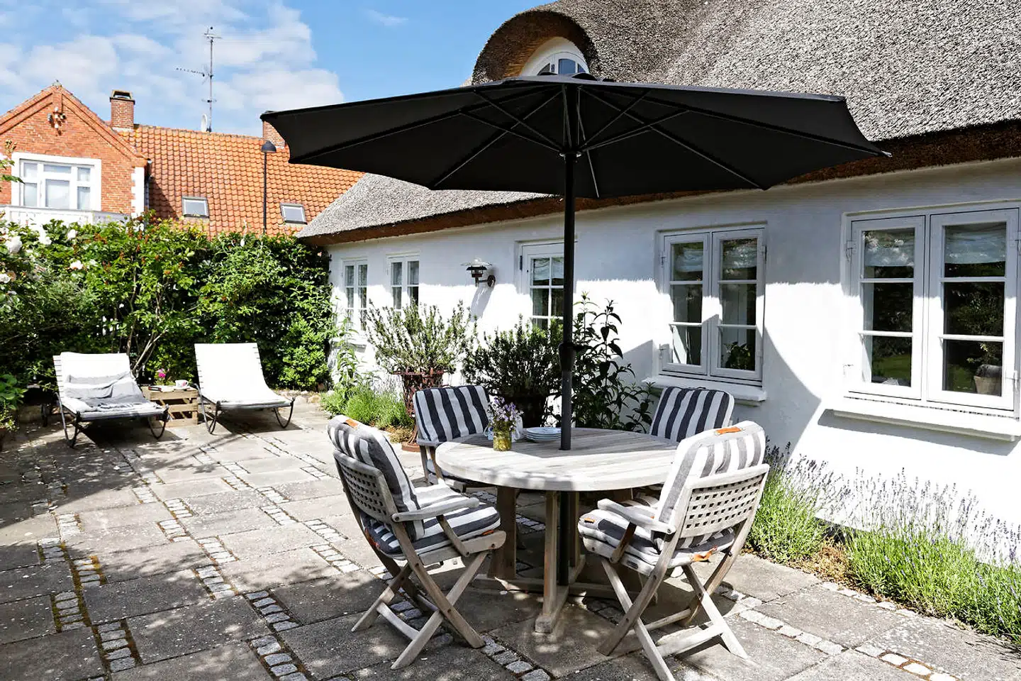 Terrassen mod nord er med fuld sol og til at spise og slappe af på. Møblerne er fra Kircodan.