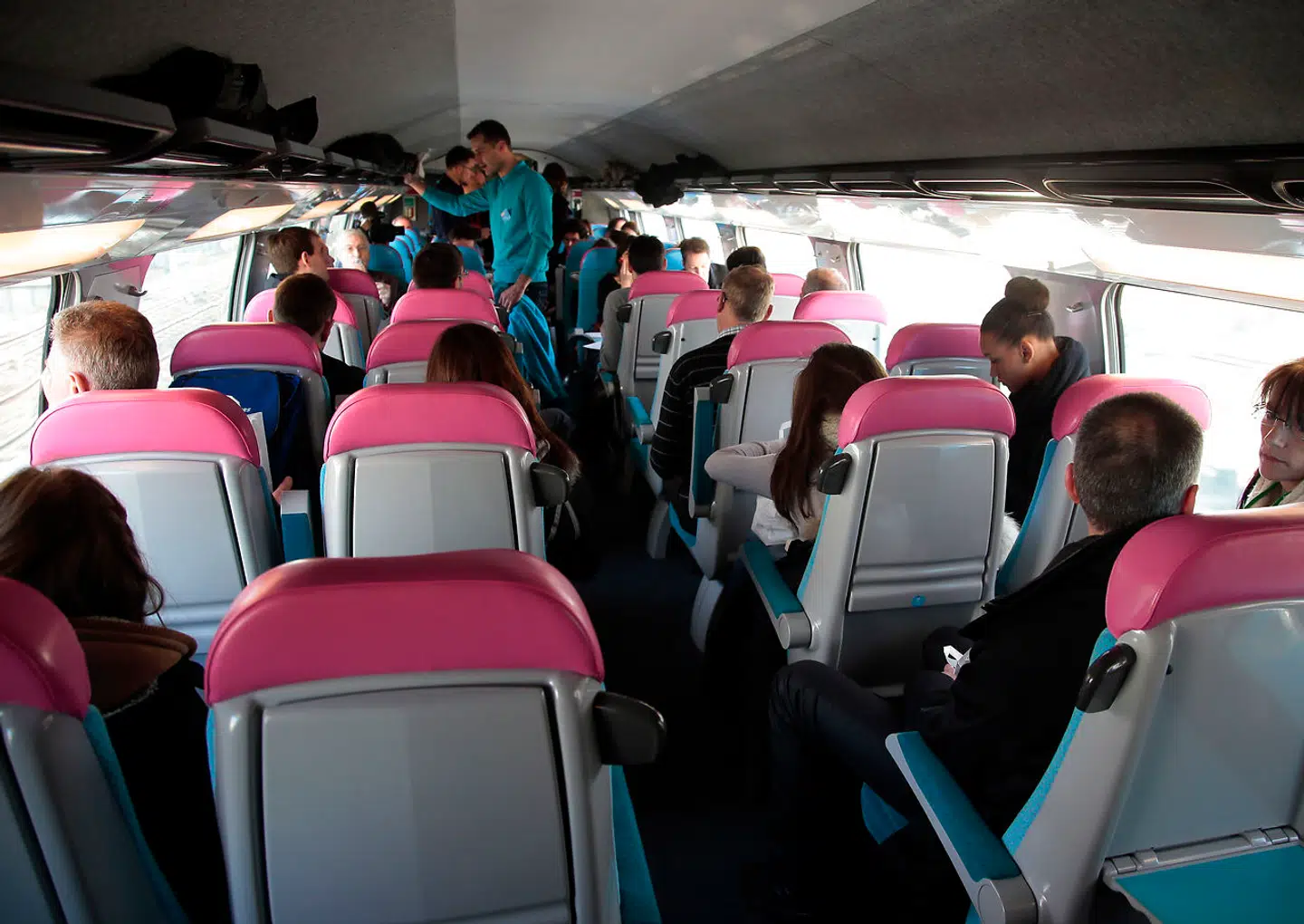 Man sidder tæt i Ouigos lavprishurtigtog, der på hver afgang har plads til 1.268 passagerer.