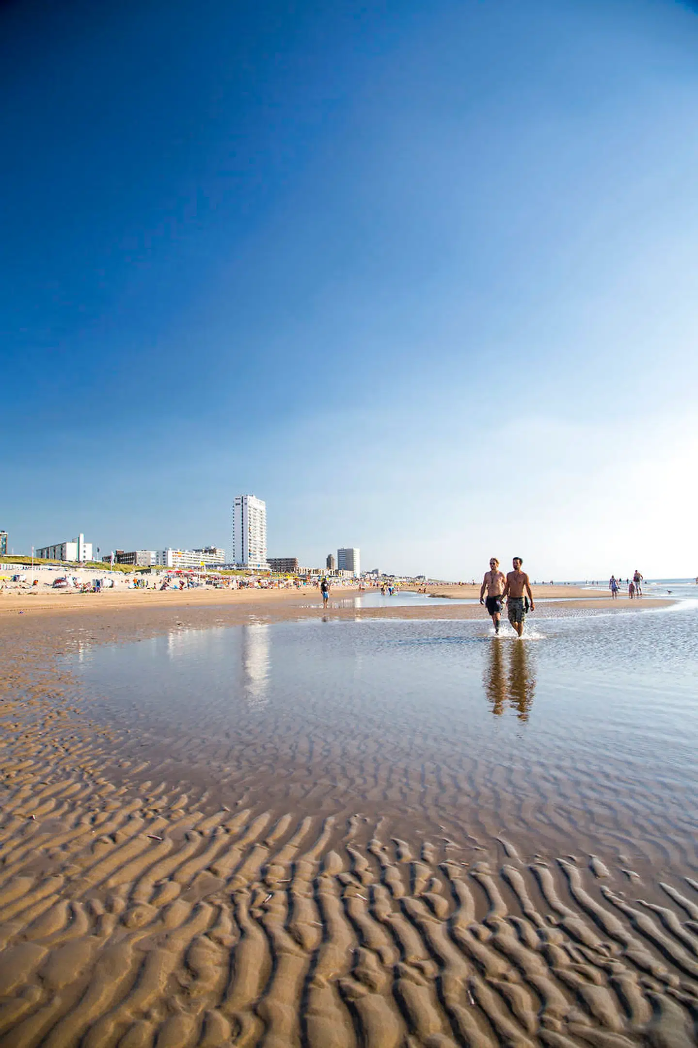 Stranden ved Zandvoort er dejlig bred og lavvandet, og den minder om flere steder langs den jyske vestkyst.