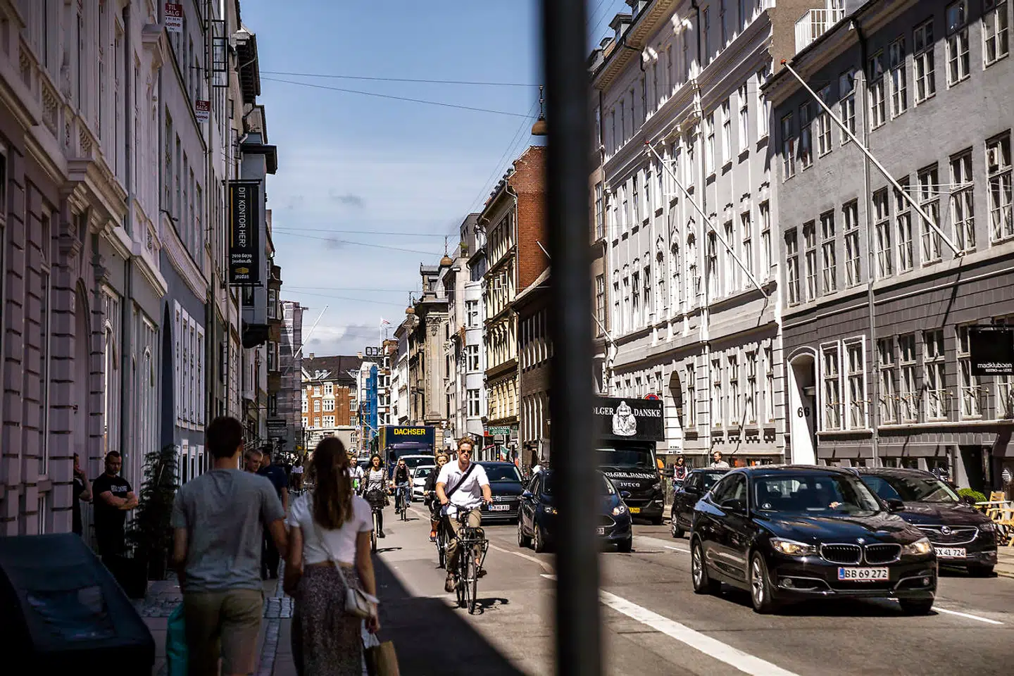 Gadeliv, biler, fodgængere og cyklister på Store Kongensgade i København K.
