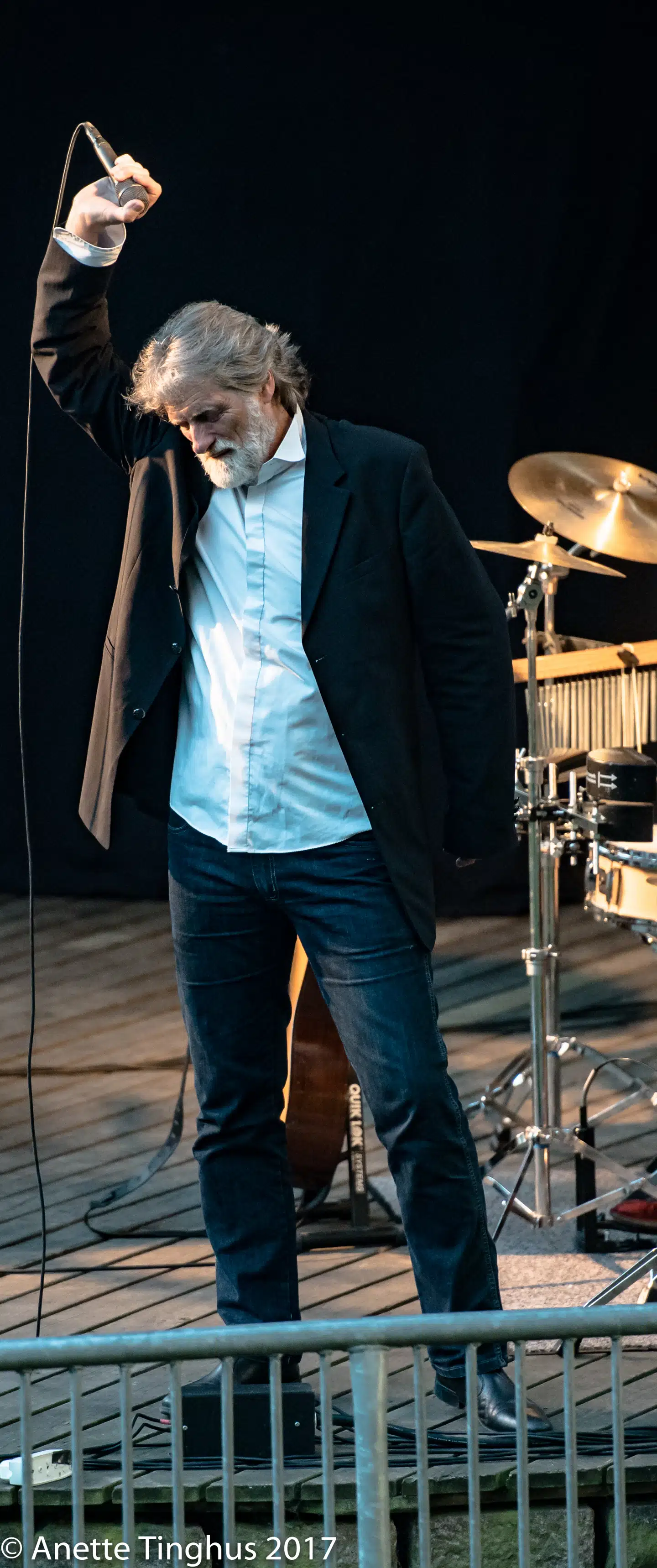 Ivan Pedersen har stået på scenen og skabt musik i mere end 50 år – og gør det stadig. Hans liv med musik kan man læse om i bogen »Med hjertet udenpå«, som udkom i 2017.