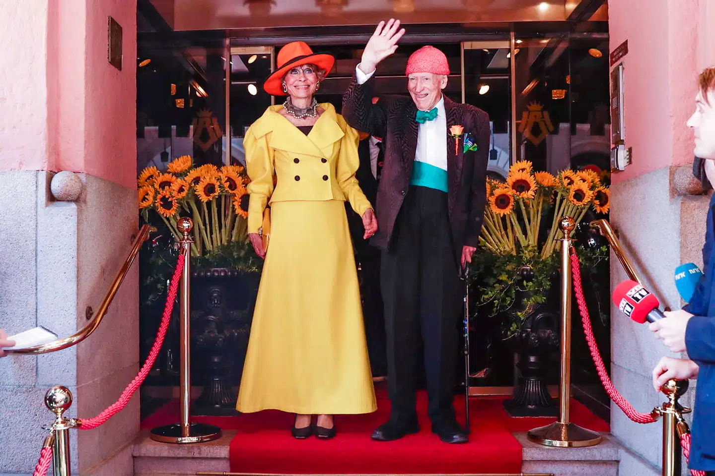 Den norske milliardær og forretningsmand Olav Thon (t.h.) er vant til at vække opsigt i hjemlandet. Det gjorde han også, da han i juni giftede som 96-årig med sin samlever gennem mange år, 79-årige Sissel Beerdal Haga (t.v.), der også har en central rolle i Thons ejendomsimperium. Brylluppet fandt sted på Hotel Bristol i Oslo, der er blandt omkring 80 hoteller i hundredvis af andre ejendomme i Thons ejendomskoncern.