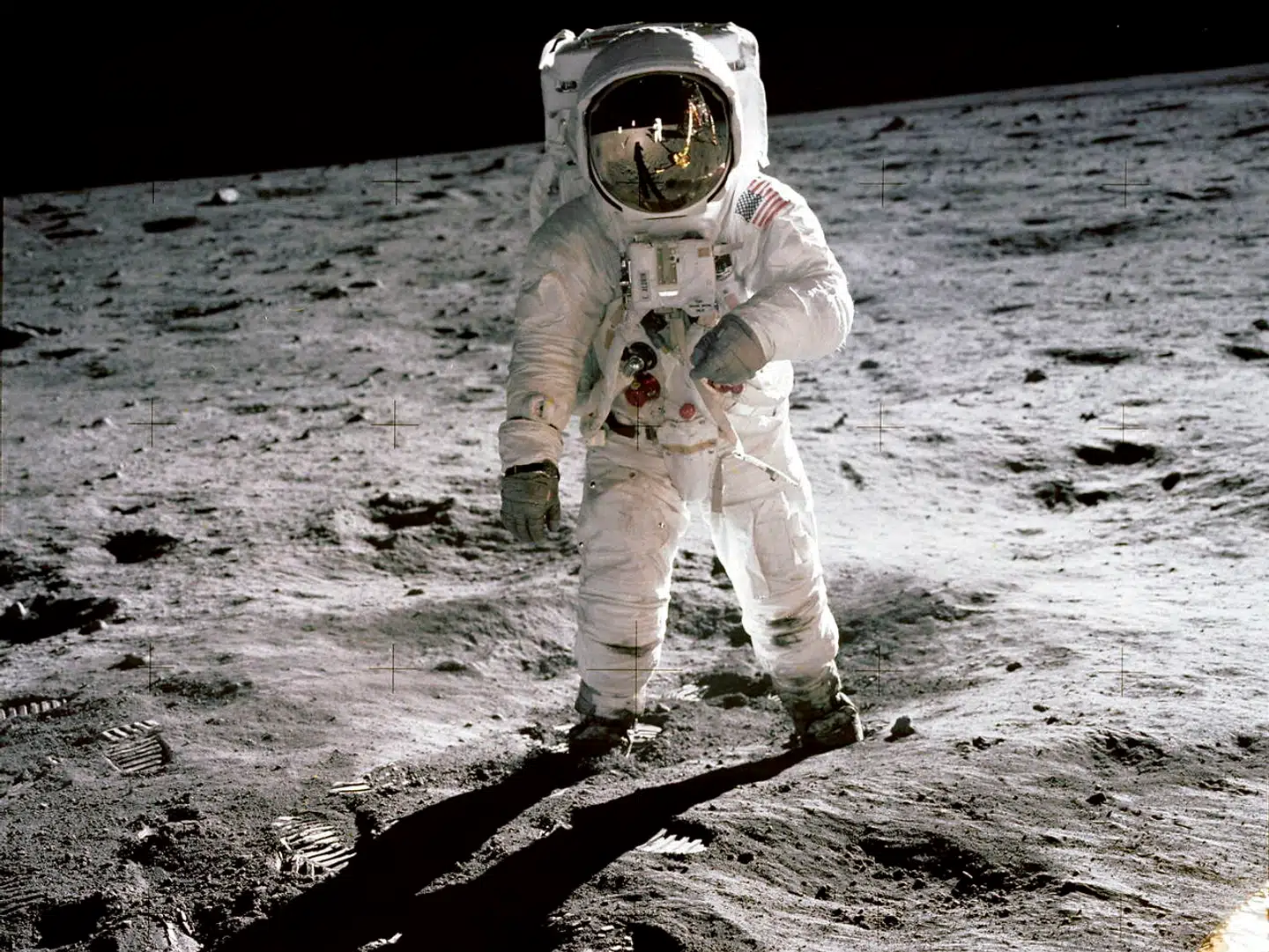 Samme døgn som Neil Armstrong satte sin fod på Månen som det første menneske nogensinde, blev Eddy Merckx fejret som vinder af Tour de France 1969.