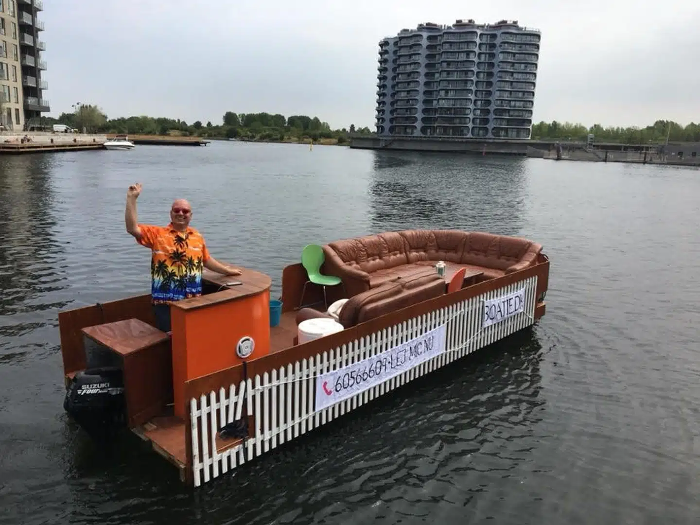 Max Kim Tobiasen om bord i sin flydende 70er-daglistue, der skal forsøde turisters og københavneres i forvejen søde havneliv. By&Havn har valgt Max Kim Tobiasens idé som en ud af 20 projektforslag til variation af aktiviteterne i Københavns Havn.