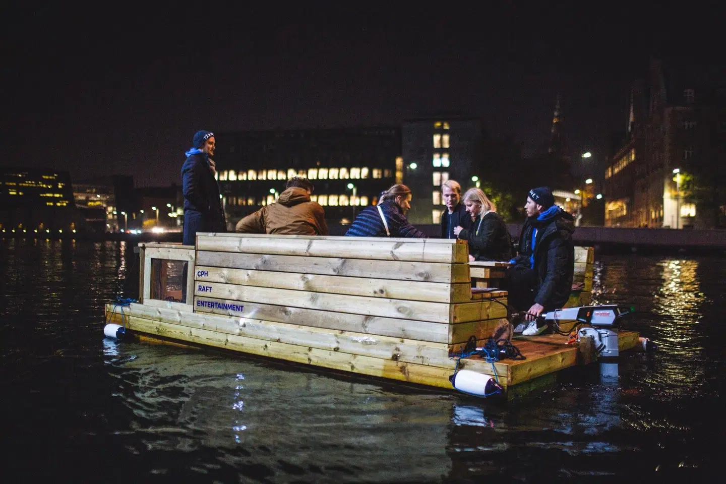 Booker man Den Flydende Stue, kan op til 12 passagerer sejle rundt i havnen på en tømmerflåde med bord og bænke. Tømmerflåden har en lille påhængsmotor og er nem at sejle, så man kan leje den uden kaptajn. Projektmagerne ser den som oplagt til en tur med venner, kolleger eller familie med gode rammer for samvær og hygge.