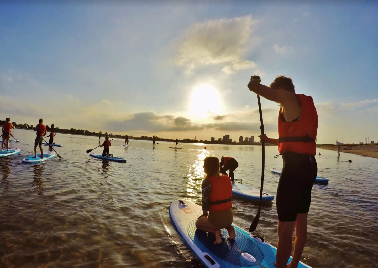 Nu bliver det muligt spontant, uden forudgående at have taget et kursus, at leje de såkaldte SUPer (Stand Up Paddle boards) i Københavns Havn. Siden 1. april har det været lovligt at padle på dem inde i havnen, hvor det tidligere kun var muligt i Amager Strandpark.