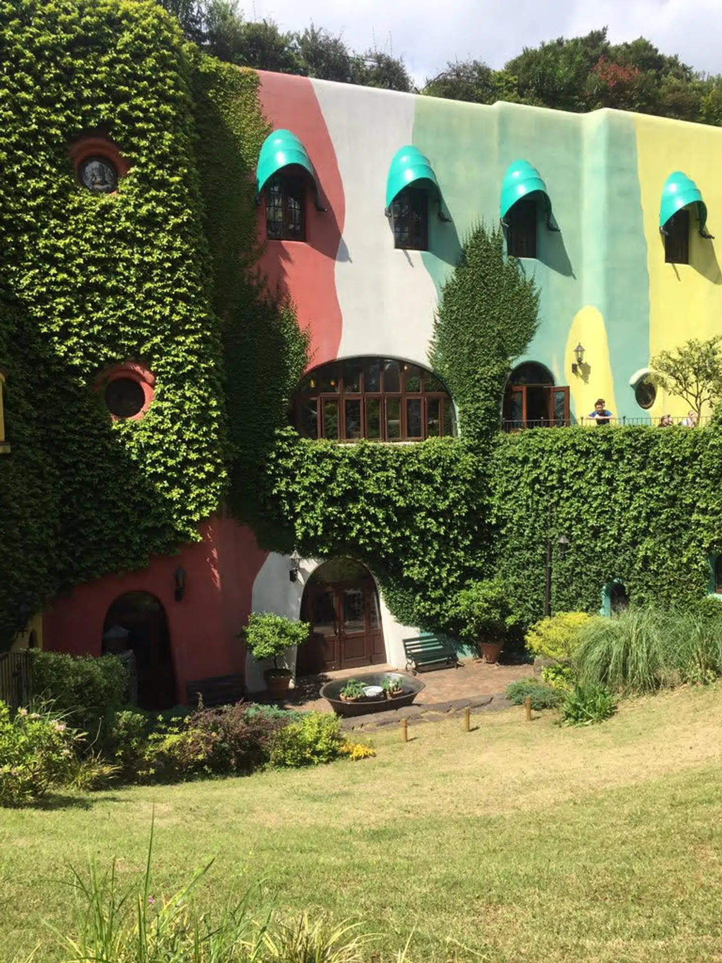 Der er ingen fast rute gennem Ghibli-museet. »Lad os fare vild sammen« er museets motto, der er indrettet i lige dele uhyggelig, hyggelig og nuttet japansk stemning.