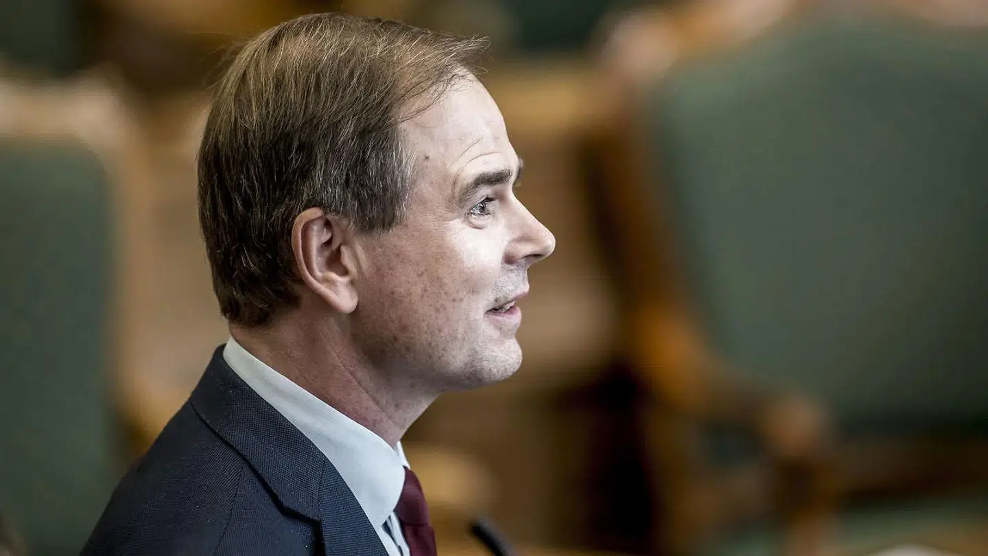 »Billedligt talt skal finansministeren finde en spand med mindre hul i,« skriver Otto Brøns-Petersen, om Nikolai Wammens umulige opgave.