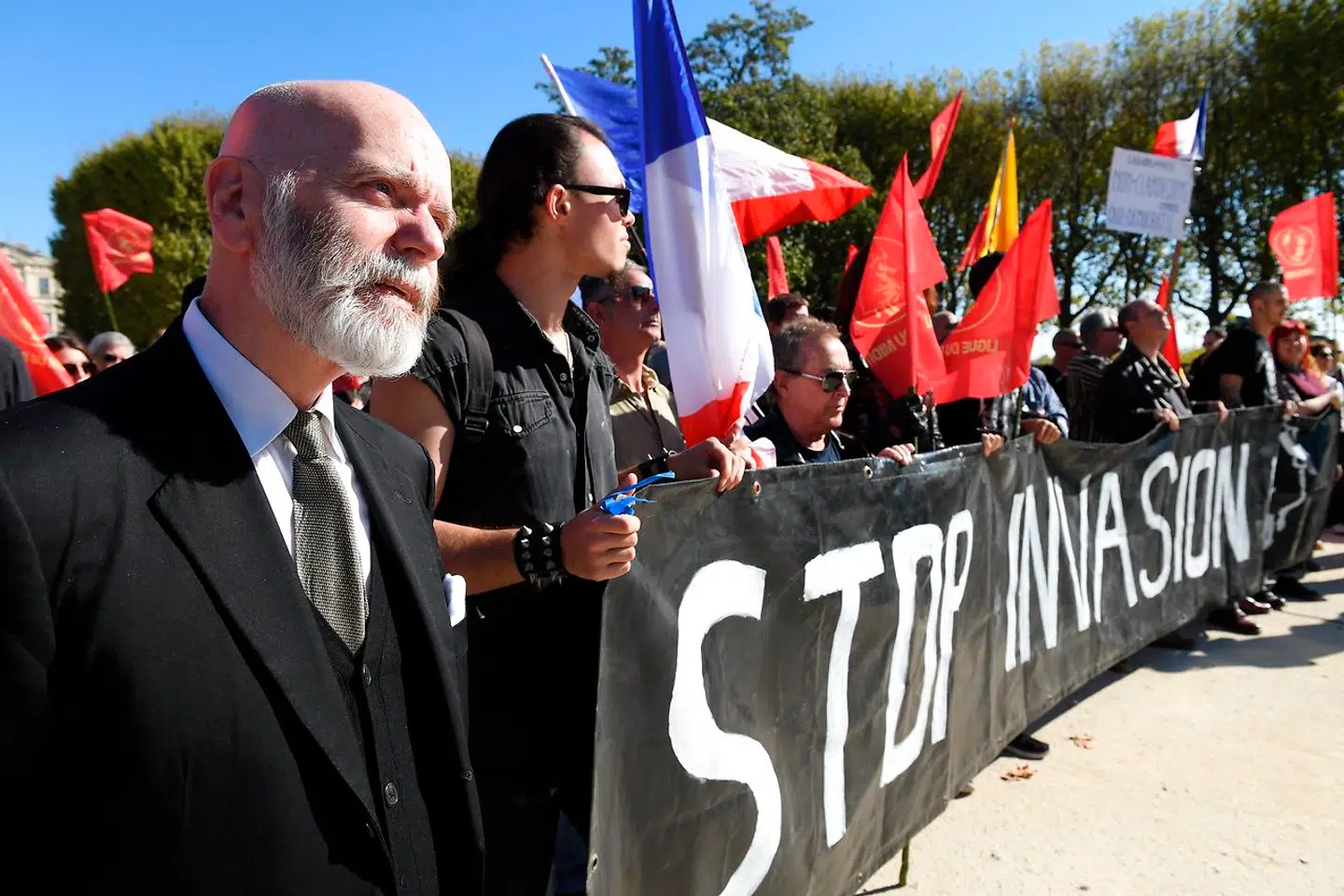 Den franske forfatter og politolog Renaud Camus (tv.) er hoffilosof for den ekstreme højrefløj med sin bog »Le Grand Replacement«. Her ses han i oktober 2016 i Montpellier til en demonstration mod »invasionen« fra migranter til Frankrig.