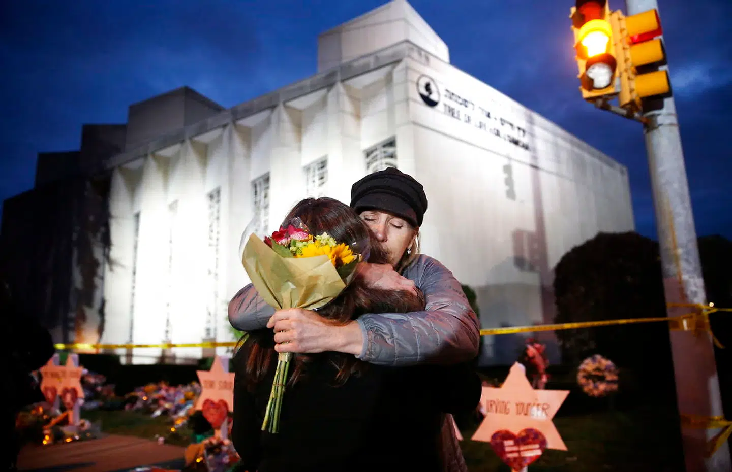Kvinder sørger uden for Tree of Life-synagogen i Pittsburgh i Pennsylvania i USA. 11 jøder blev i oktober 2018 dræbt i synagogen af en amerikanskfødt terrorist med højreekstremistiske synspunkter.