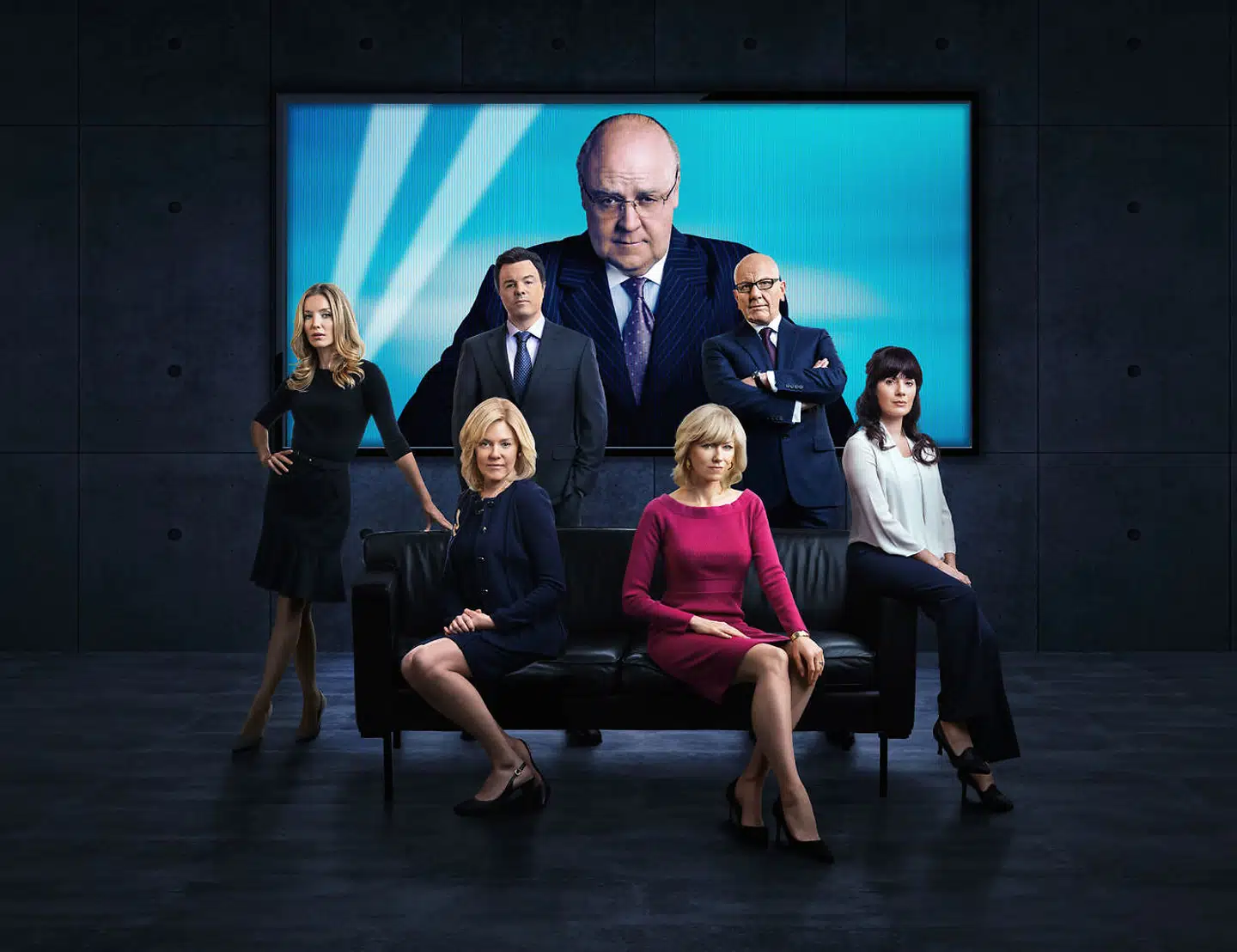 Kvinderne i Roger Ailes' liv. I den pink dragt Naomi Watts i rollen som Gretchen Carlson, TV-værten, der fældede ham. I den blå dragt Sienna Miller, der spiller hans hustru Beth.