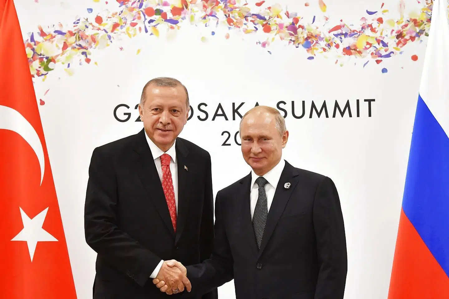 Den tyrkiske præsident Recep Tayyip Erdogan hilser på sin russiske kollega Vladimir Putin under G20-topmødet i Japan sidst i juni. Mens de diplomatiske forbindelser mellem Ankara og Washington længe har været på frysepunktet, mødes de to ledere fast hver sjette uge for at diskutere stort og småt, herunder militært samarbejde.