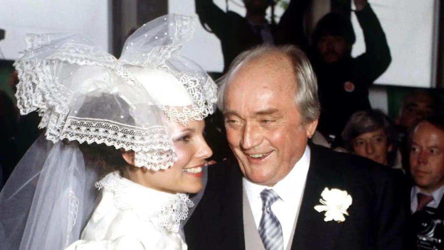 Simon Spies giftede sig i 1983 med den kun 20-årige Janni Brodersen, som arbejdede i Spies Rejser som kassedame.