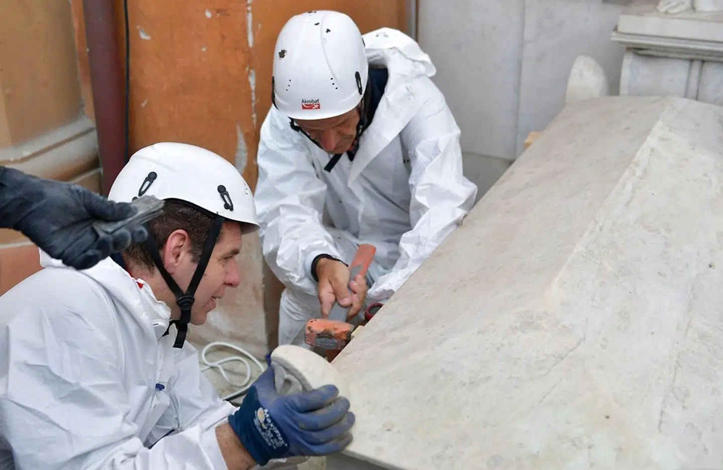 Retsteknikere i færd med at åbne en grav på Den Tyske Kirkegård i Vatikanet 11. juli.