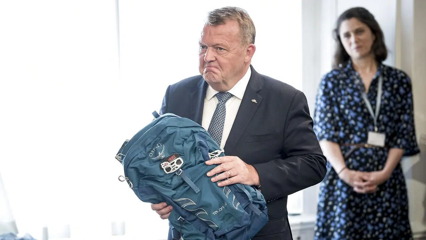 Hvem der er Venstres formand skal jeg ikke blande mig i, men at Lars Løkke skulle være leder af den borgerlige opposition er et fejlskud, skriver Helge Adam Møller. Her har Løkke fået en rygsæk i afskedsgave af sin departementchef.