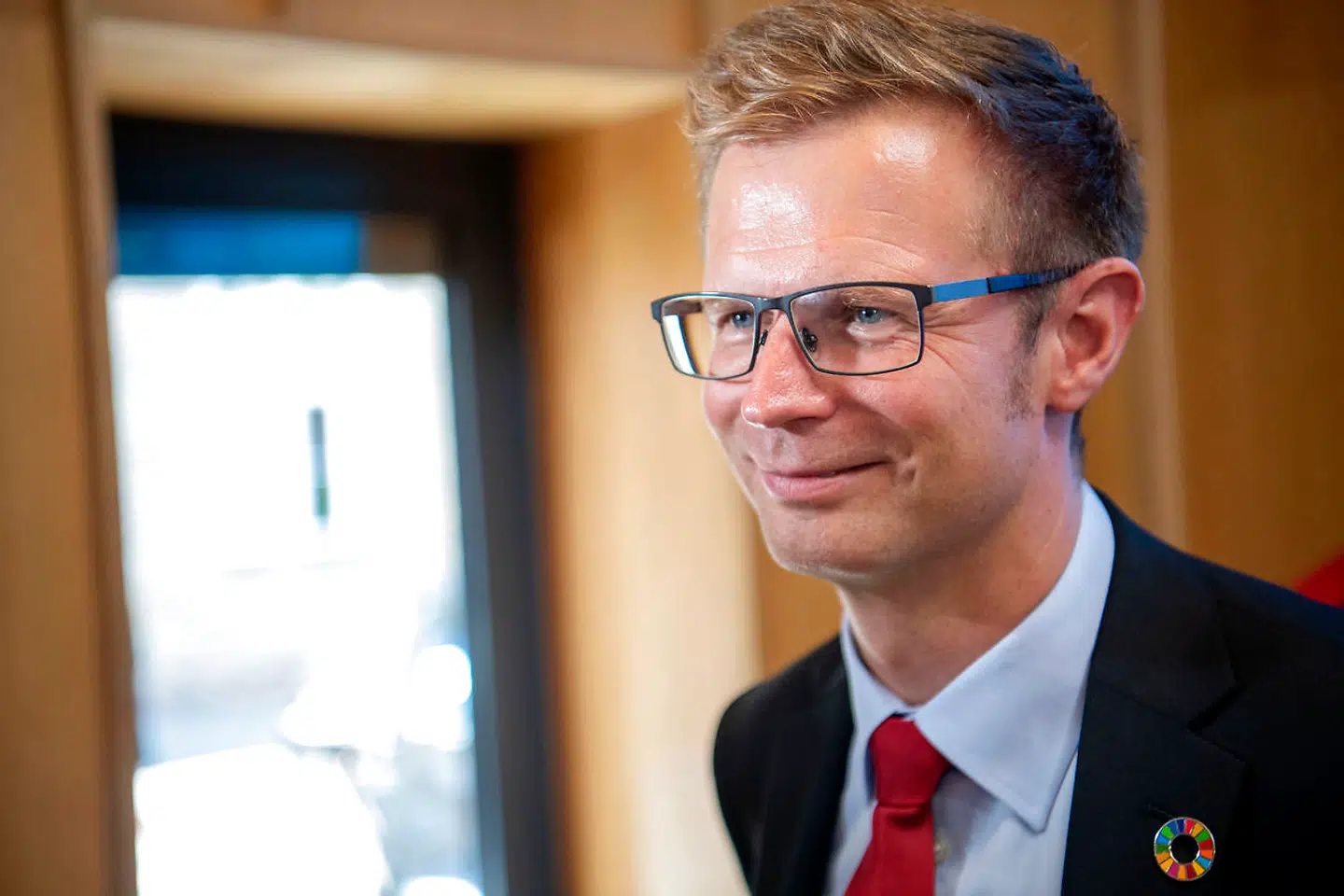 Transportminister Benny Engelbrecht (S) vil begynde helt forfra og fordele milliarder til veje og kollektiv trafik på ny.