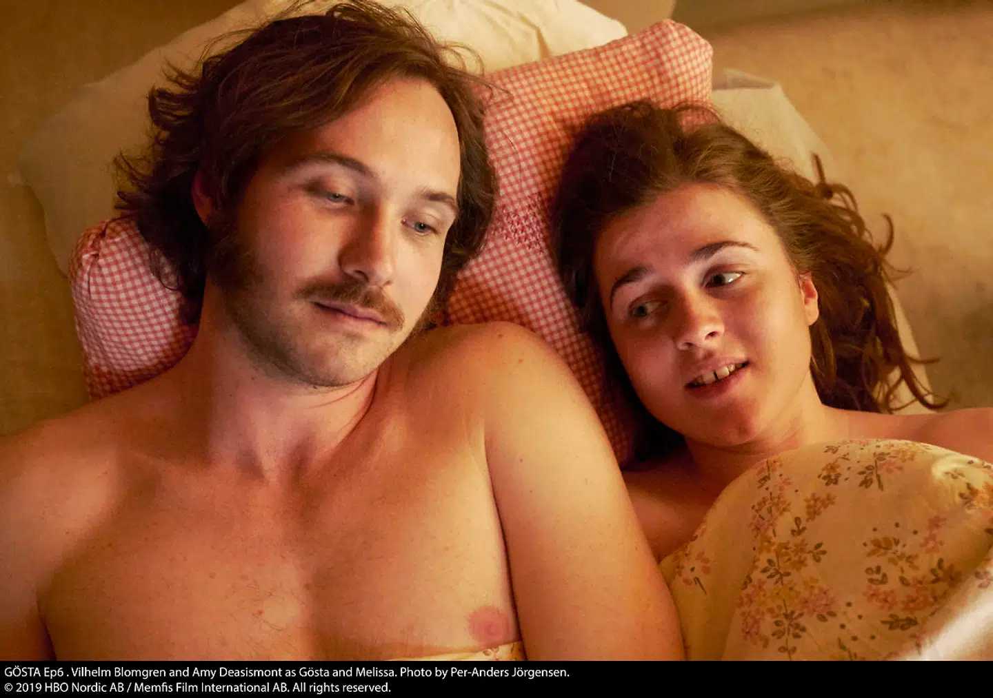 Skal der være grænser for godheden, eller er den blot det middel, vi alle mangler? HBOs serie »Gösta« stiller spørgsmålet gennem historien om den 28-årige ungdomspsykolog (spillet af Vilhelm Blomgren) og hans krævende kæreste Melissa (spillet af Amy Deasismont)