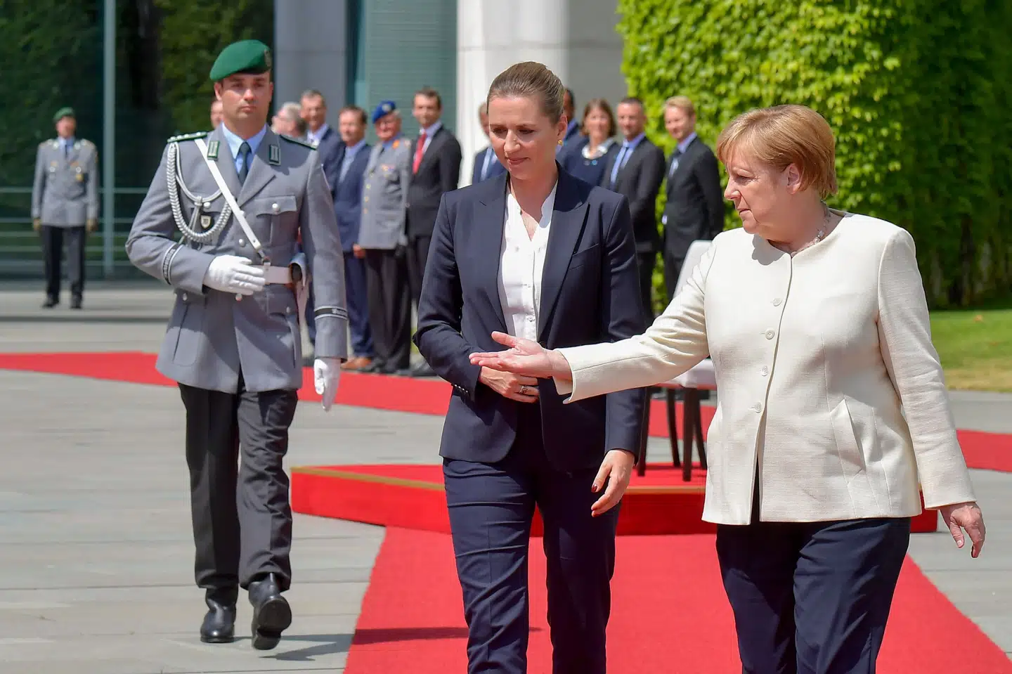 Statsminister Mette Frederiksen (S) og forbundskansler Mette Frederiksen under den officielle ceremoni, der åbnede besøget mellem de to regeringsledere torsdag eftermiddag. Tobias Schwarz/Ritzau Scanpix