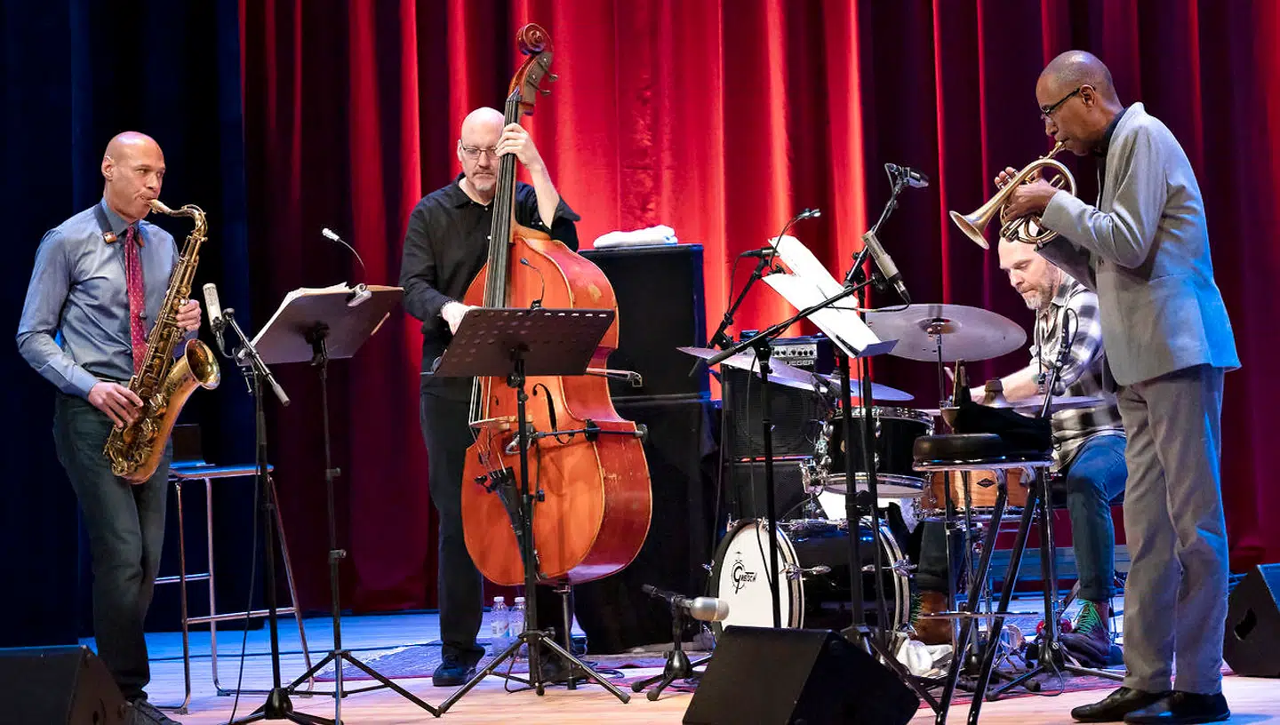 Den amerikanske tenorsaxofonist Joshua Redman på scenen i Betty Nansen Teatret, onsdag aften, med bassisten Scott Colley, trommeslageren David King og kornettisten Ron Miles