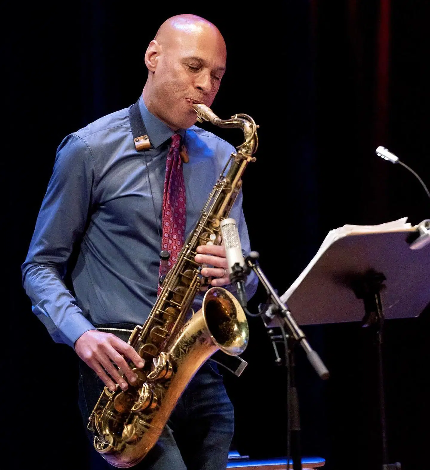 Den amerikanske tenorsaxofonist Joshua Redman på scenen i Betty Nansen Teatret, onsdag aften