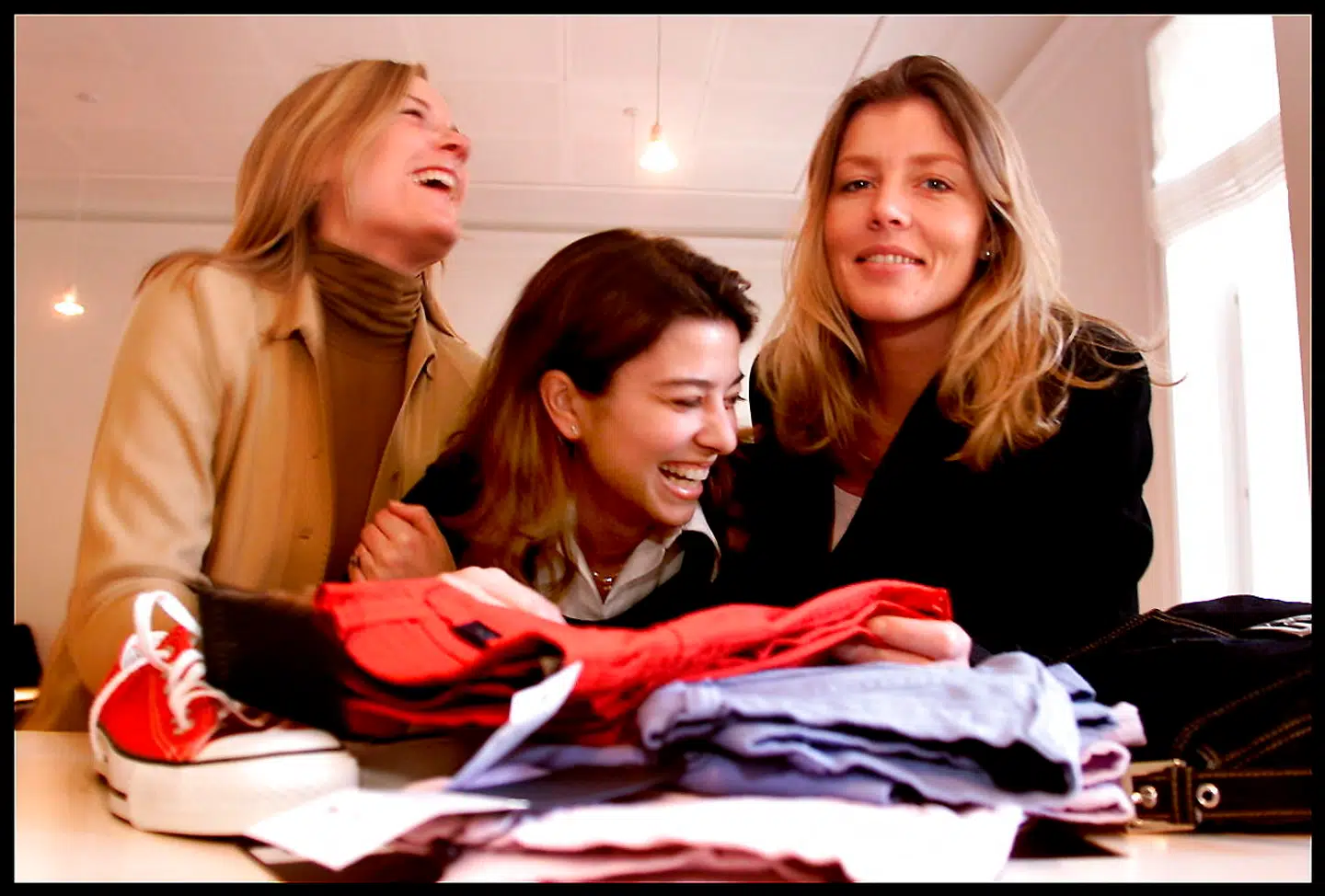 (Arkivfoto) Nana Bule (i midten), startede sin karriere i de nu hedengangne internetfirma Haburi i 2000. Her ses hun sammen med kollgerne Kristine Hårup (t.v.) og Dorte Ransby (t.h.). Foto: Jørgen Jessen, Scanpix 2001