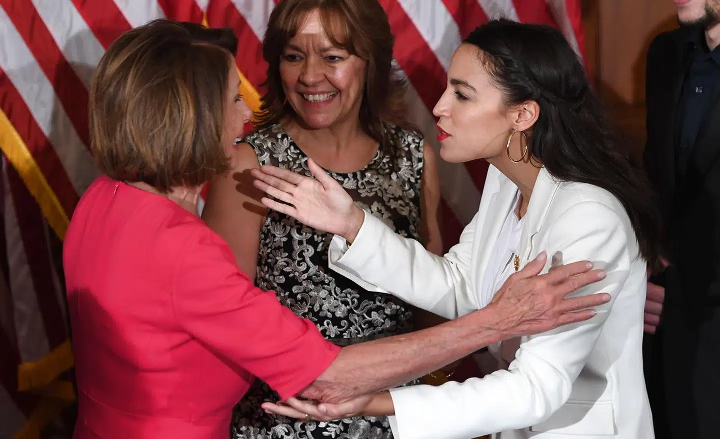 Så gode venner var de vist: Nancy Pelosi (t.v.) tager imod det nye medlem af Repræsentanternes Hus, Alexandria Ocasio-Cortez fra New York. 3. januar 2019.