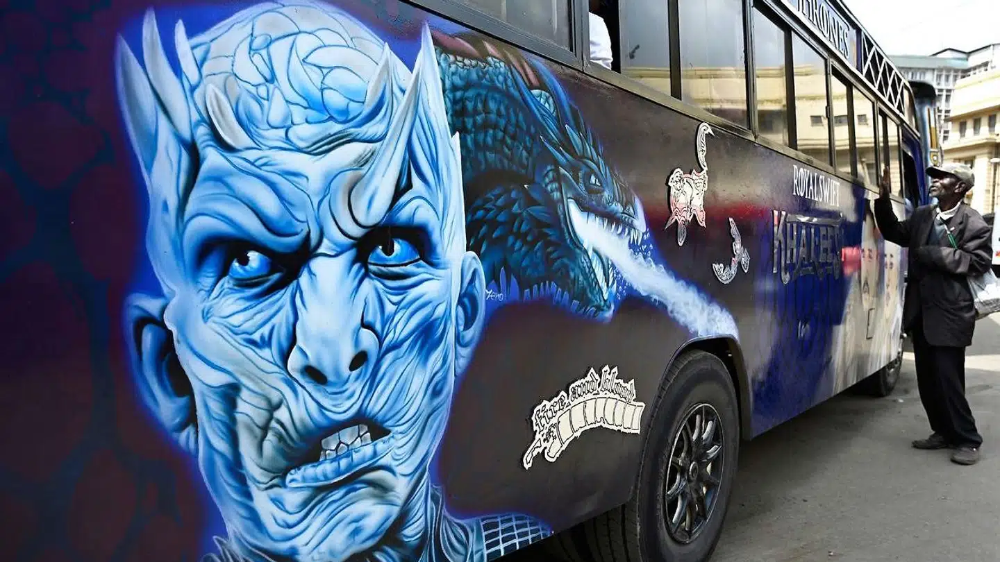 Ingen TV-serie har før opnået så stor popularitet som »Game of Thrones«. Her er det et motiv fra serien gengivet på en bus i Nairobi. Nu er optagelser i gang på en ny serie om universet.