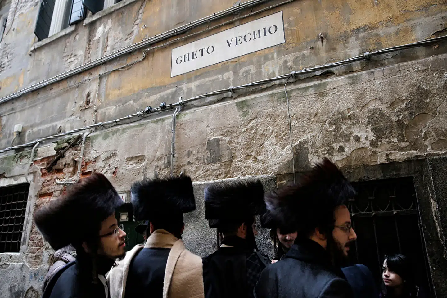 Religiøse jøder foran den gamle indgang til ghettoen i Venedig.