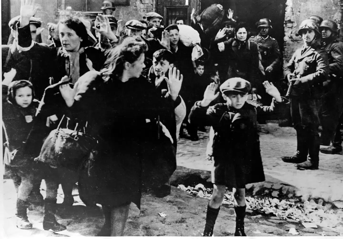 Den jødiske ghetto i Warzawa tømmes af tyske soldater, og de tilfangetagne føres bort. Billedet her var med som bevisførelse under Nürnberg-retssagerne og er siden blevet ikonografisk.