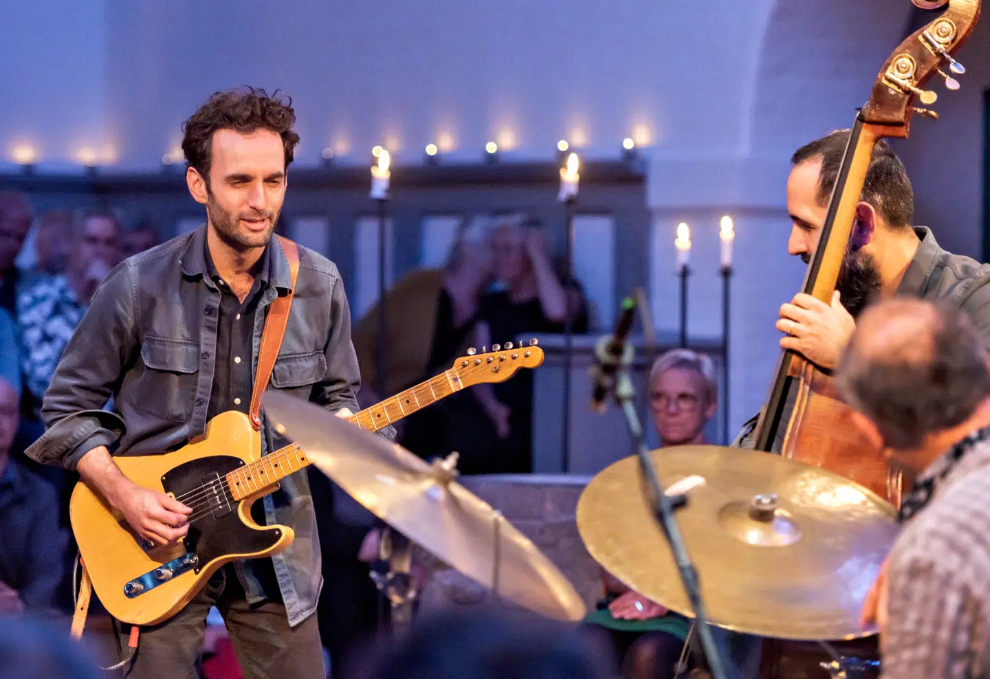 Guitaristen Julian Lage i Brorsons Kirke med bassisten Jorge Roeder og trommeslageren Kenny Wollesen.