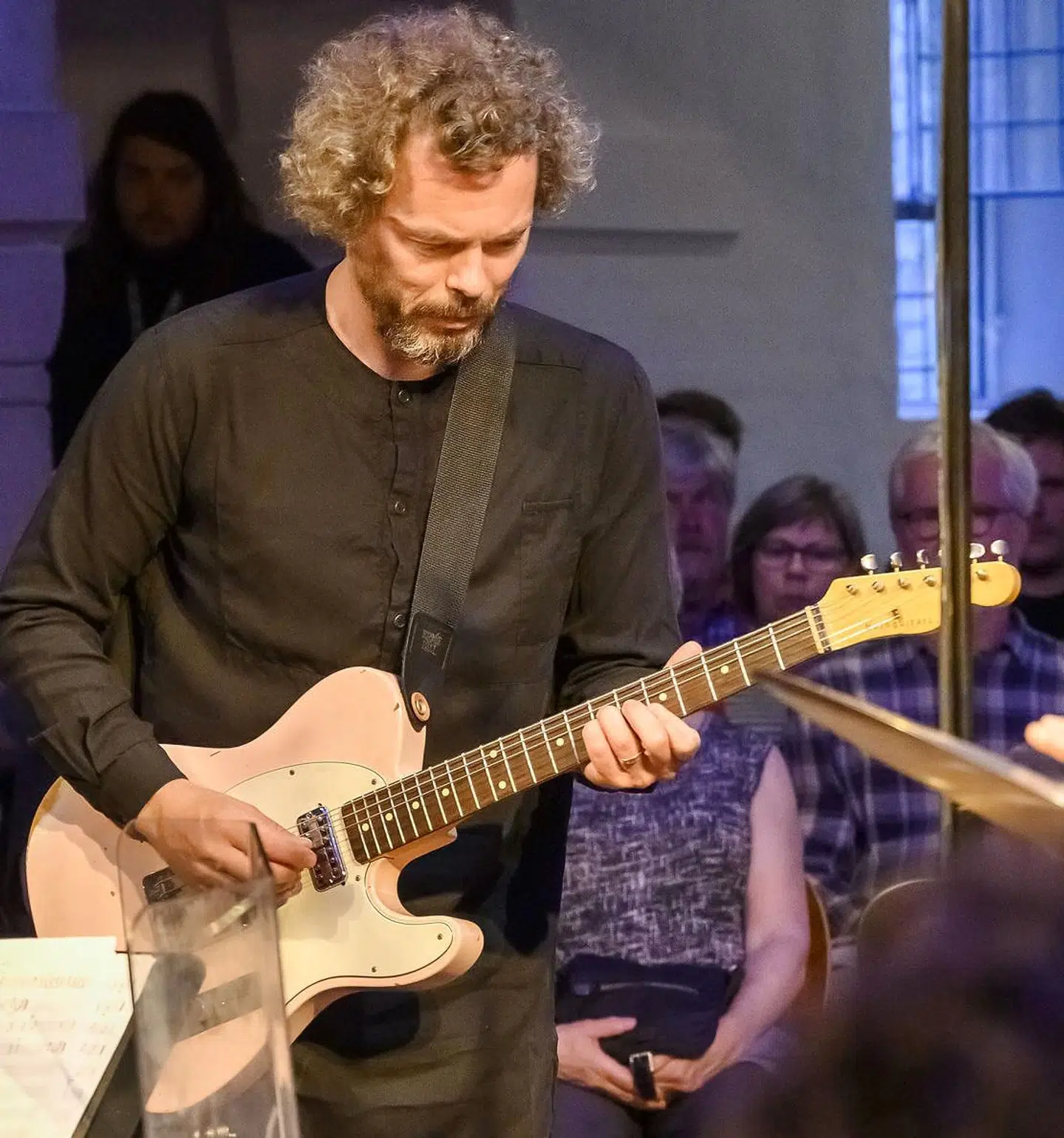 Guitaristen Jakob Bro ved den udsolgte koncert i Brorsons Kirke, mandag aften