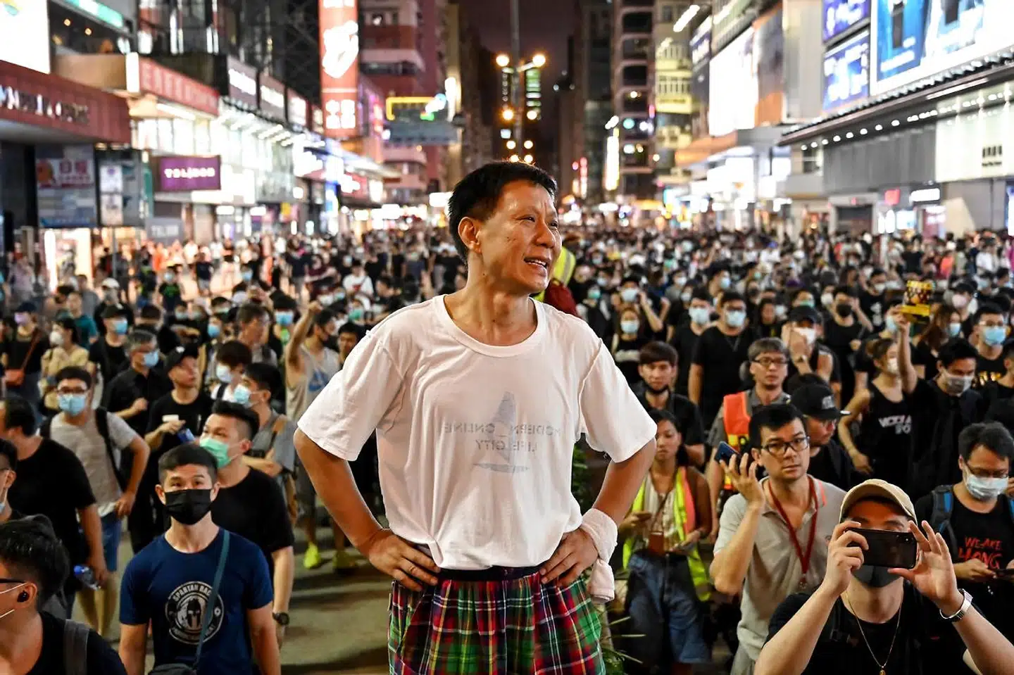 Titusindvis af demonstranter var søndag på ny i Hongkongs gader i protest.