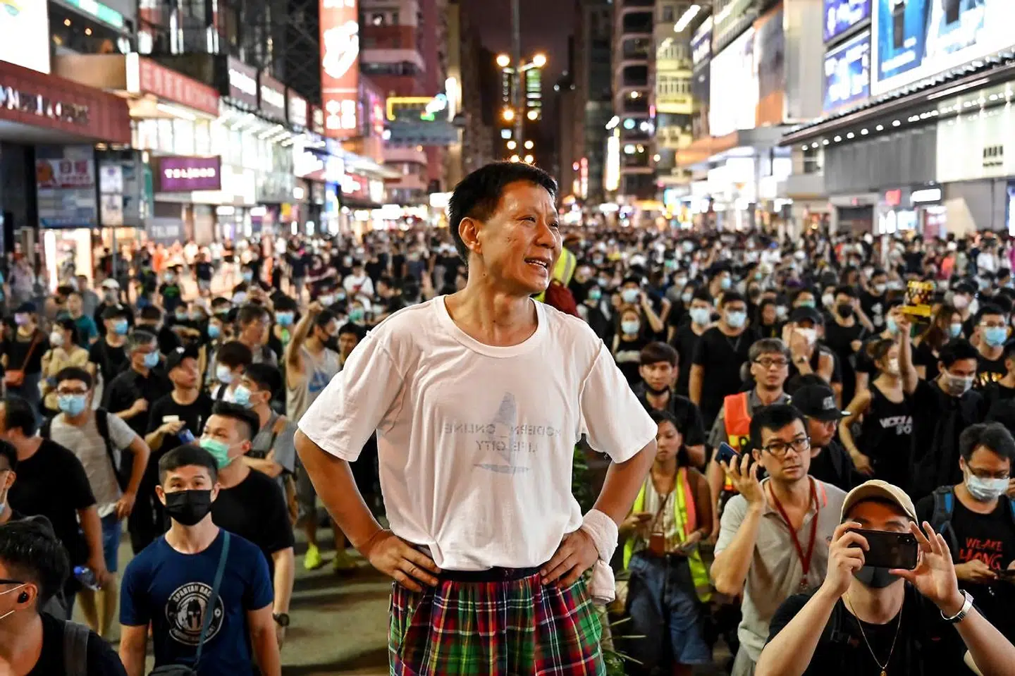 Titusindvis af demonstranter var søndag på ny i Hongkongs gader i protest.