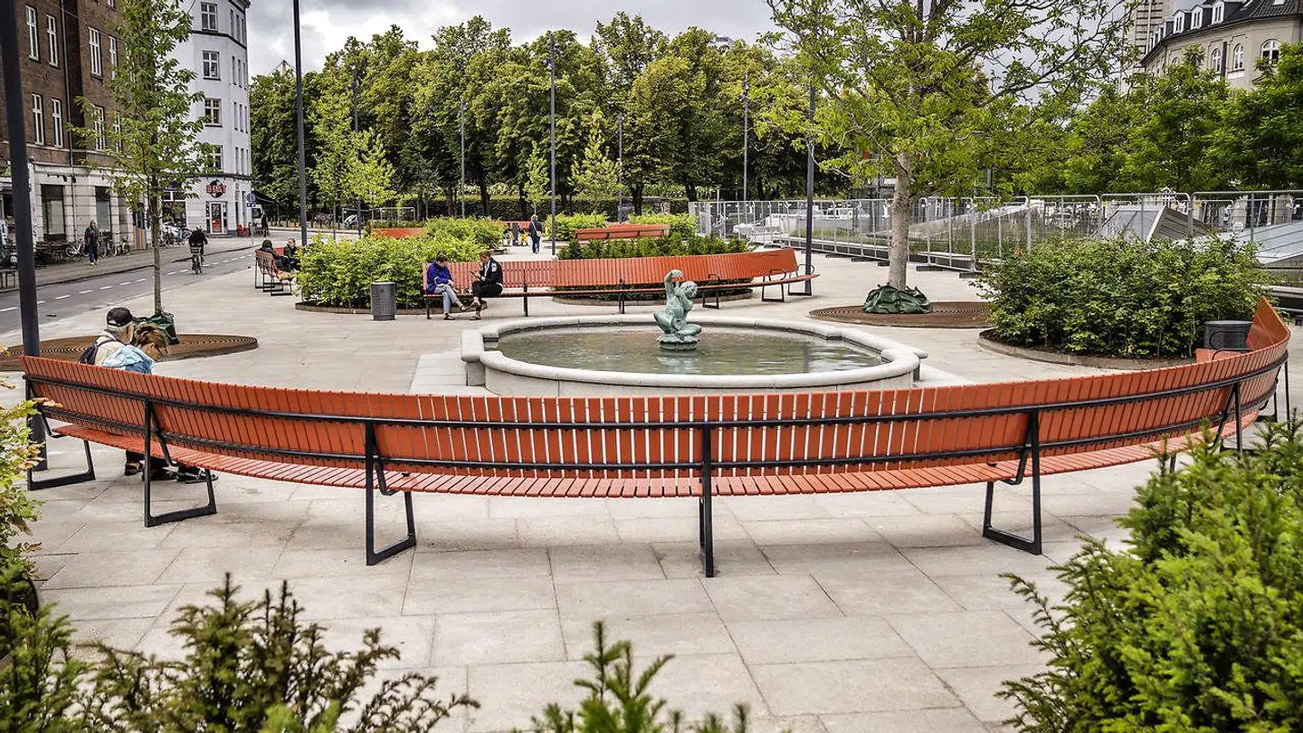 De nye bænke har en mindre pæn bagside, og det er ikke så heldigt når man stiller dem op i en åben komposition.