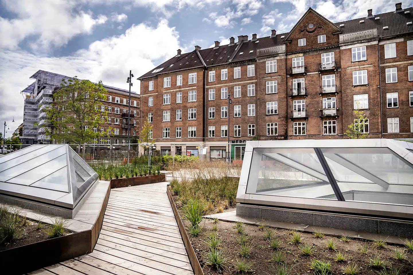 På selve metro-overdækningen er der en stemning af badebro og enggræsser - meget forskellig fra den orange samtalesalon.