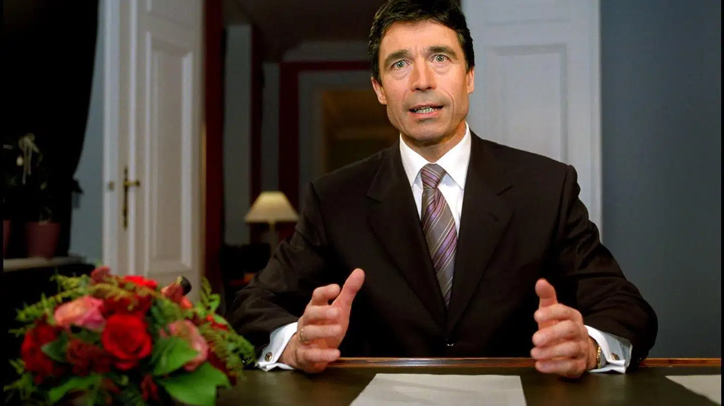 Statsminister Anders Fogh Rasmussen (V) i sin nytårstale fra 1. januar 2002. »I sin berygtede og berømte bog, Fra socialstat til minimalstat (1993), gjorde han sig til den klassiske borgerligheds mest hidsige fortaler. Fem år senere var det ham, af alle, der stedte den klassiske borgerlighed til hvile,« skriver Esben Schjørring og Michael Jannerup. Foto: Thorkild Amdi / Ritzau Scanpix