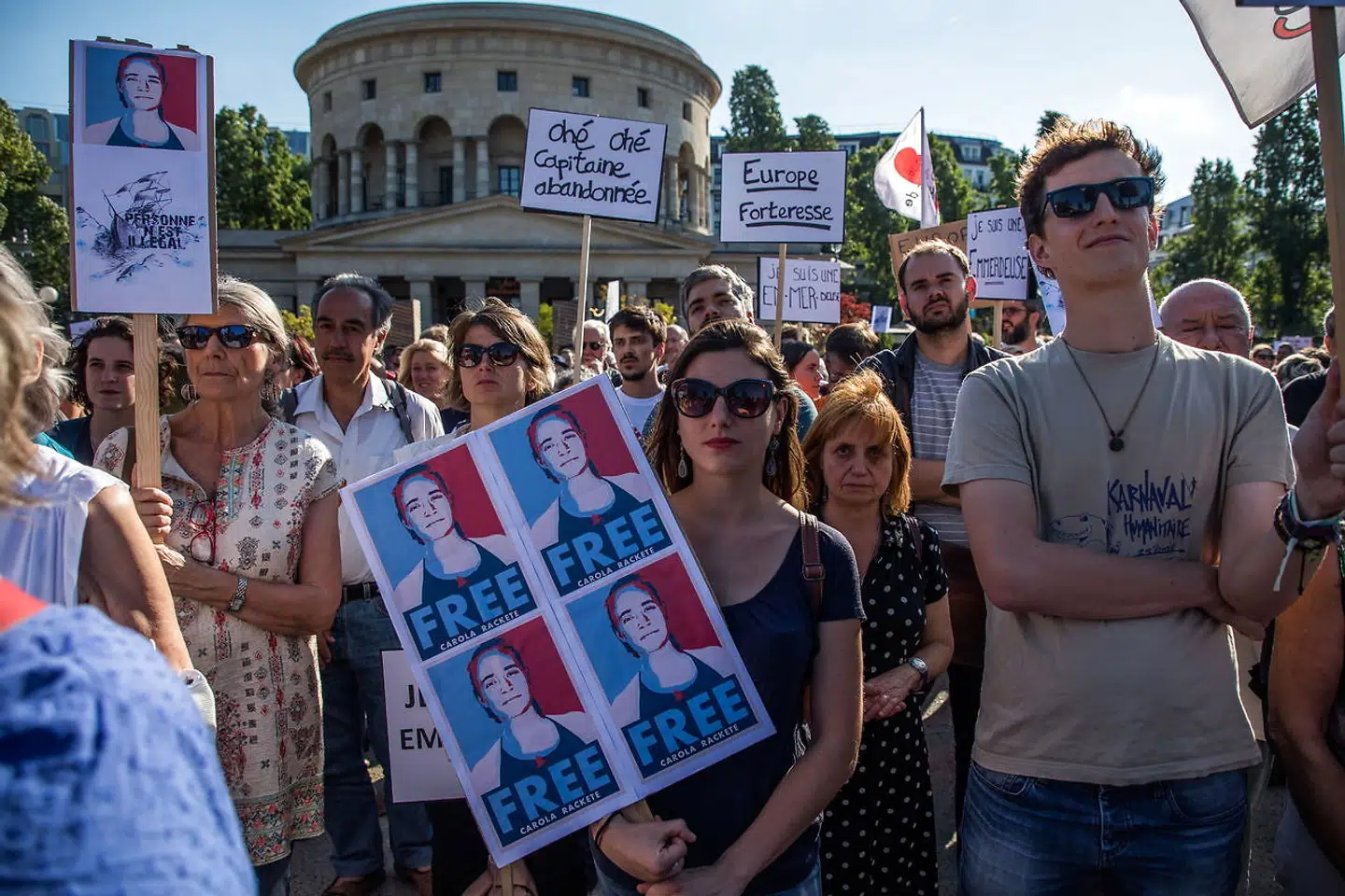 Der blev i den forgangne weekend demonstreret til fordel for Carola Rackete og mod den italienske regering flere steder i Europa som her i Paris.