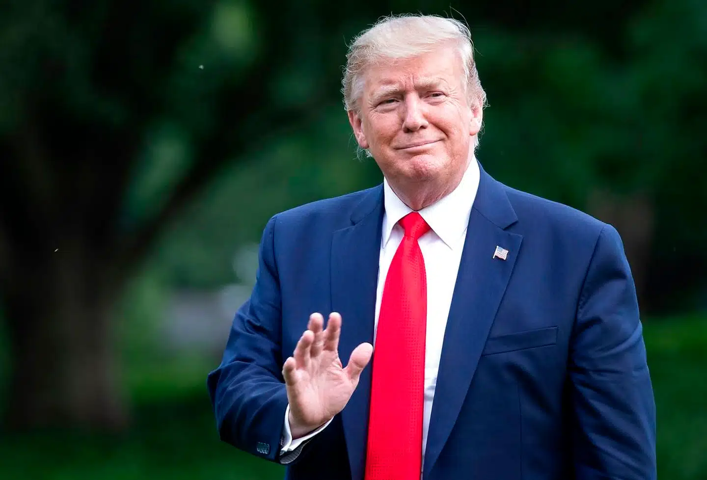 US President Donald Trump waves as he returns to the White House in Washington, DC on July 7, 2019. - Trump is returning to Washington after spending the weekend at his Bedminster golf resort. (Photo by Alex Edelman / AFP)