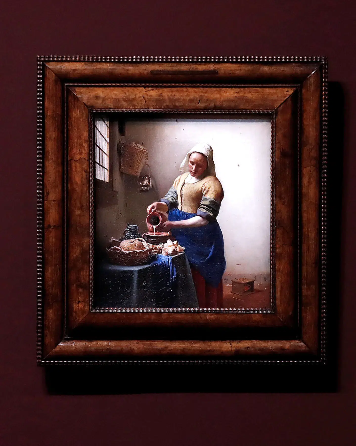 Johannes Vermeers maleri »The Milkmaid«, som det tager sig ud, når det ikke er beskåret, hvad redaktionen beklager, vi har været nødt til i toppen.