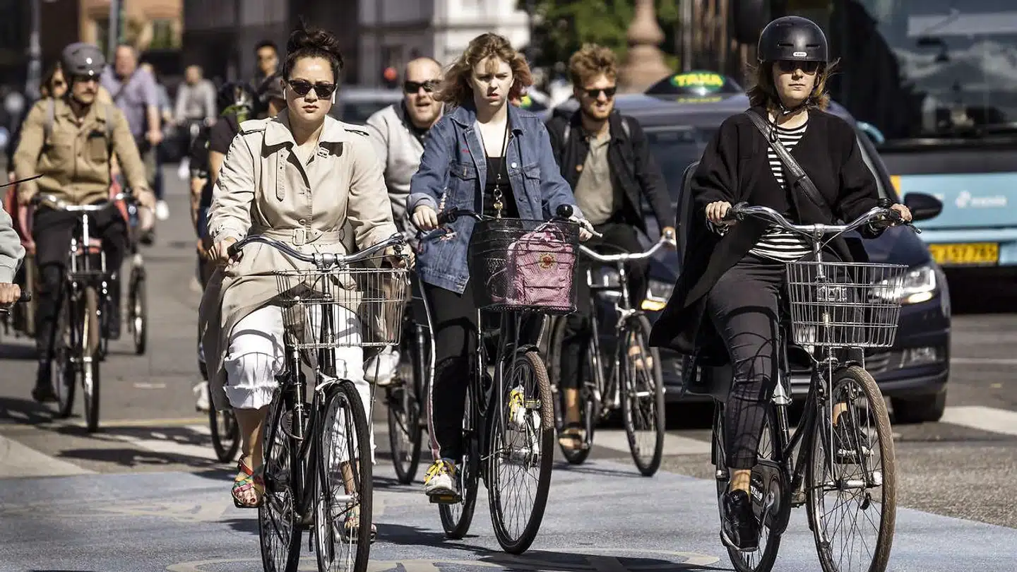 Man kan bare stille sig op ved en tilfældig gade i byen og iagttage, hvor mange trafikanter, der er opslugt af deres smartphone i stedet for at være mentalt til stede i trafikken, skriver Susanne B. Kock.