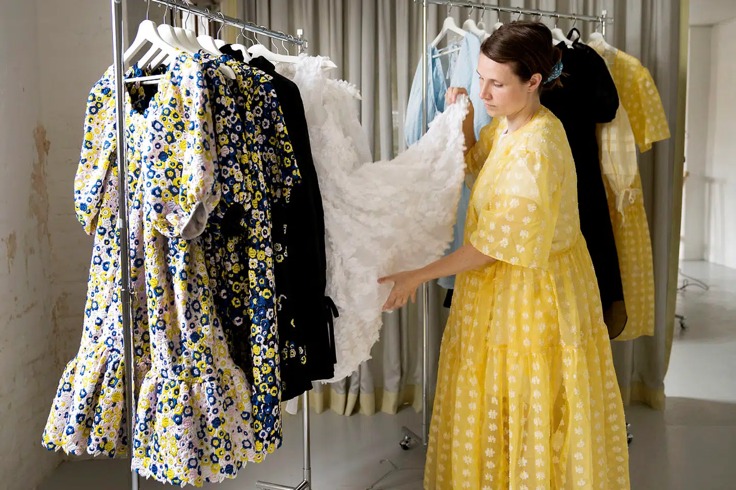 Designer Cecilie Bahnsen bliver aldrig færdig med at lave kjoler – koden til de perfekte bukser har hun endnu ikke knækket.