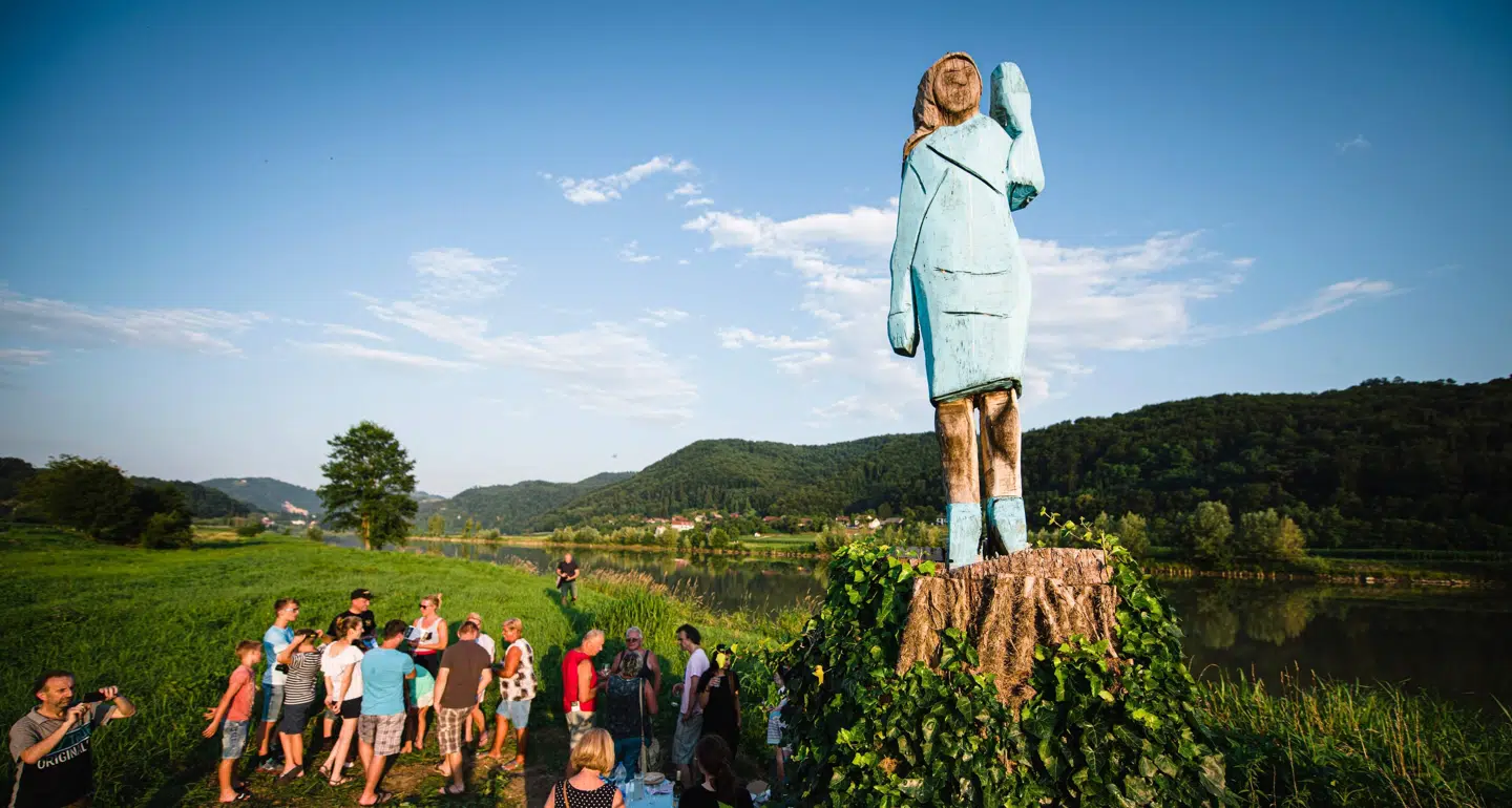 Den amerikanske førstedame, Melania Trump, bliver hædret med en ny statue i sin slovenske hjemby - om end det er en statue, som får meget blandede anmeldelser. Jure Makovec/Ritzau Scanpix