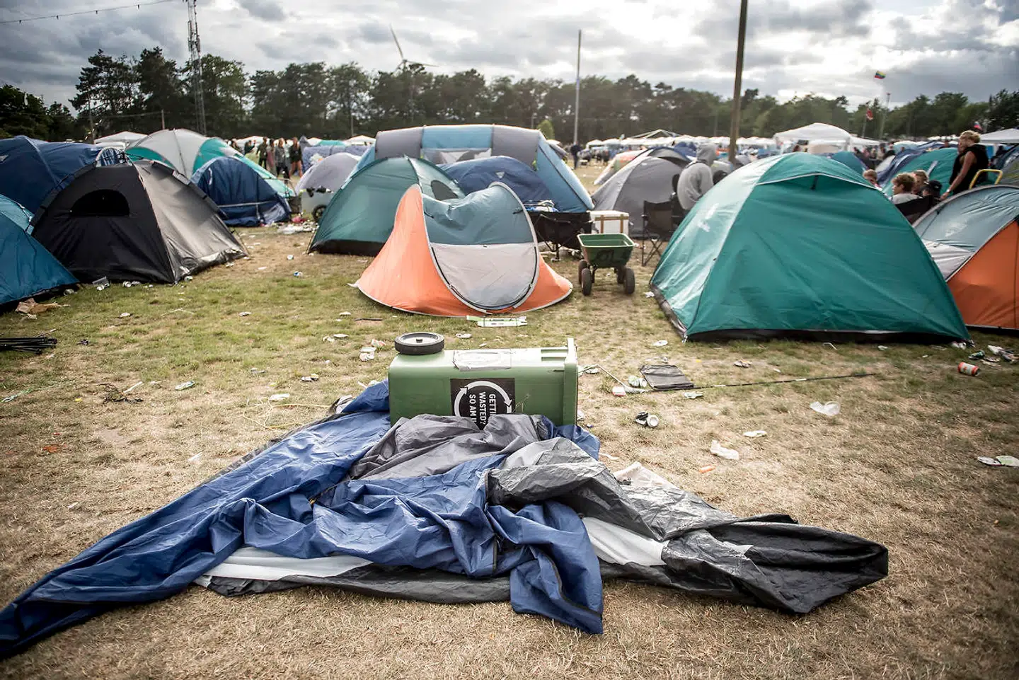 Engang tog man sit telt med hjem og genbrugte det. I dag lader de fleste det ligge, når de tømmermændsramte drager afsted.