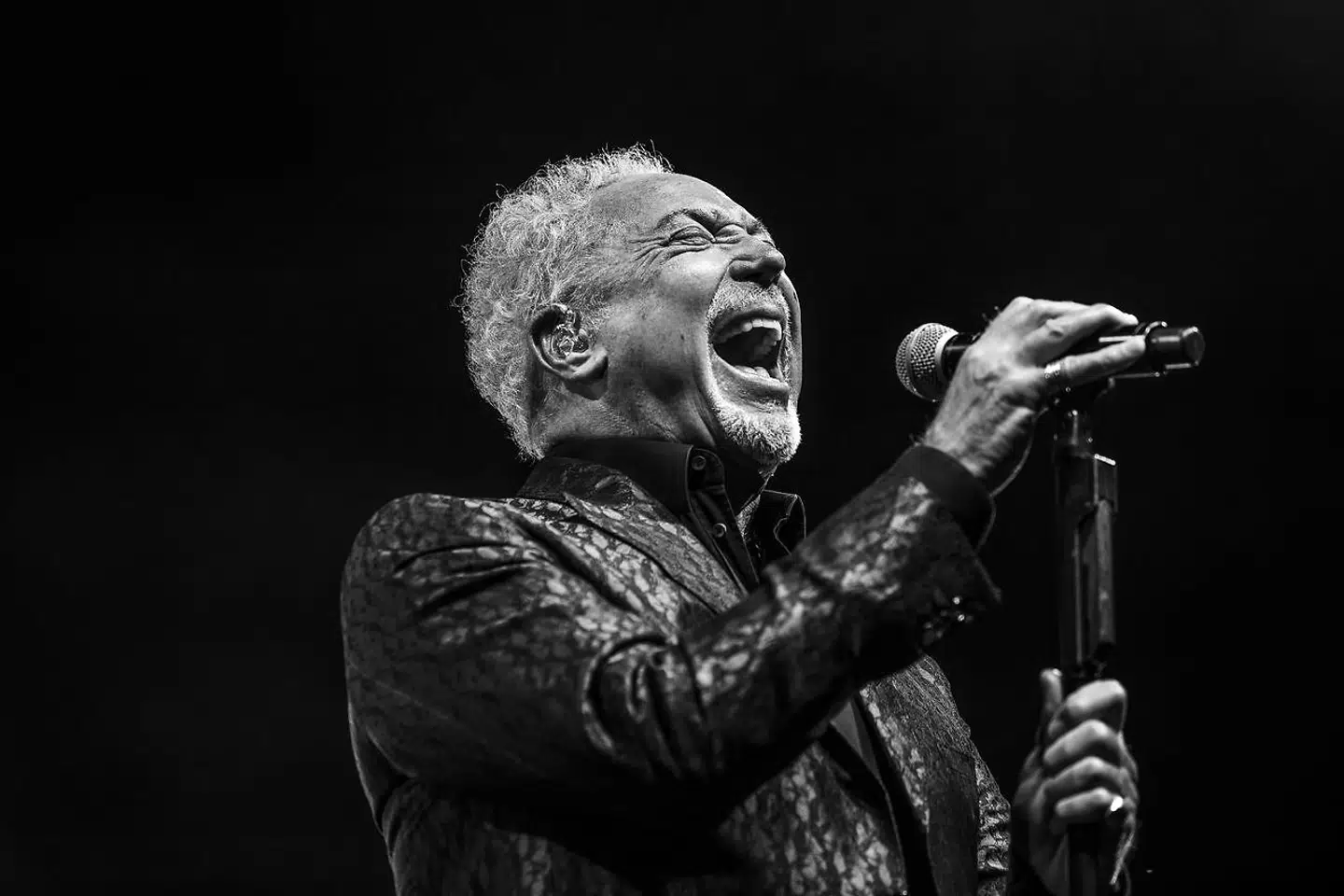 Den 79-årige Tom Jones har stadig en stemme, der er kraftfuld nok til at vække en storby.